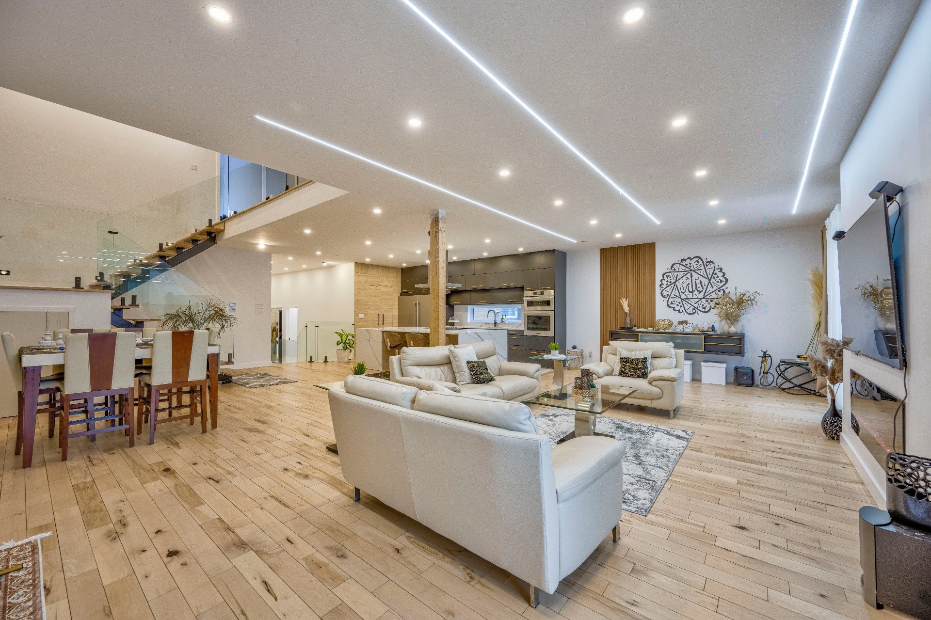 









2B


Tsse Chatel

,
Laval (Sainte-Rose),




QC
H7L3A5

