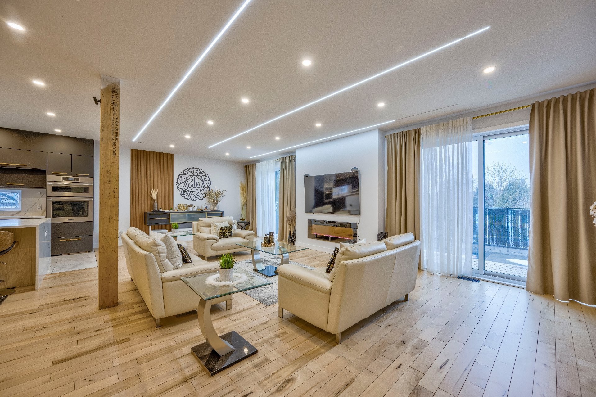 









2B


Tsse Chatel

,
Laval (Sainte-Rose),




QC
H7L3A5

