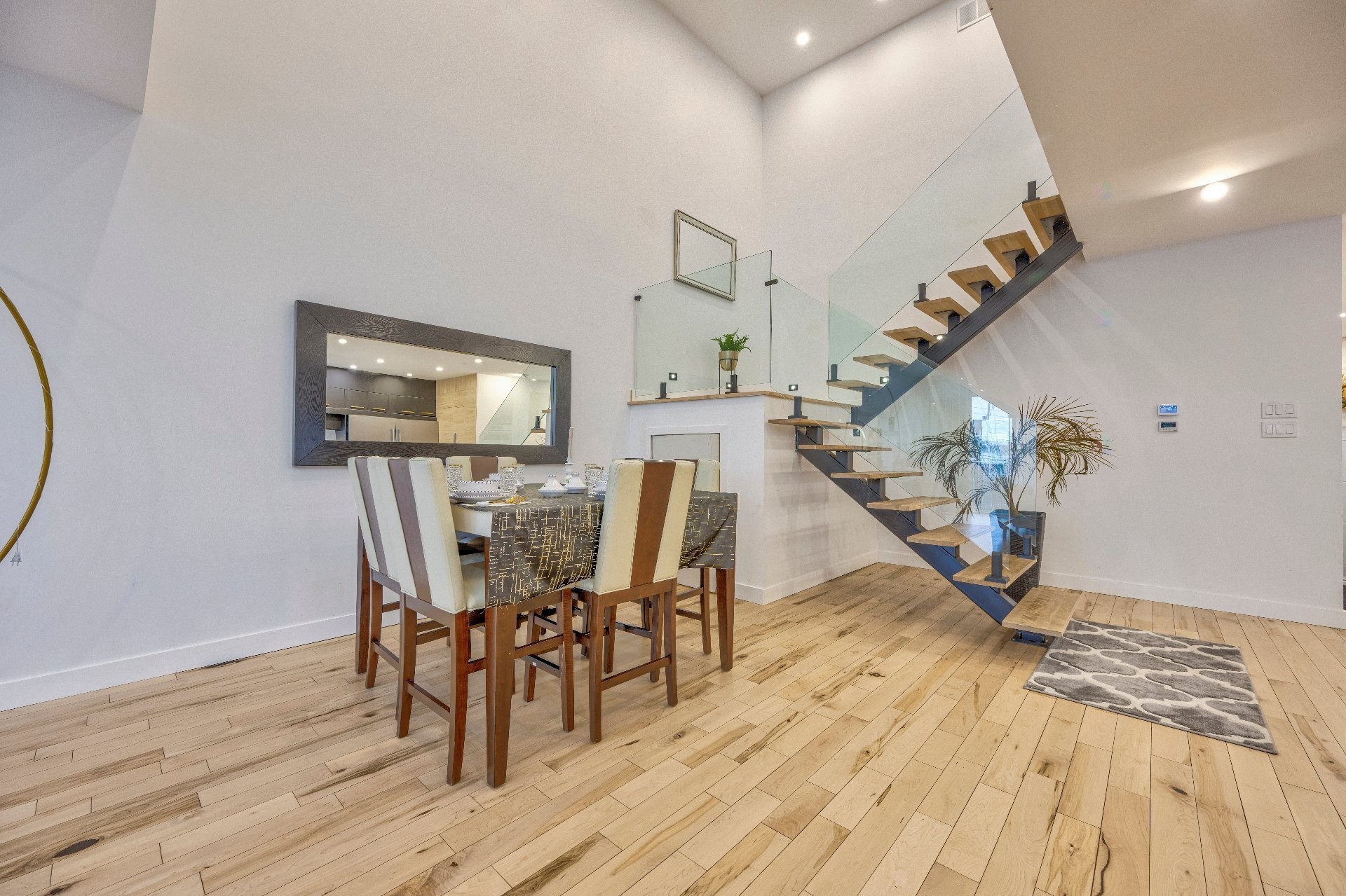 









2B


Tsse Chatel

,
Laval (Sainte-Rose),




QC
H7L3A5

