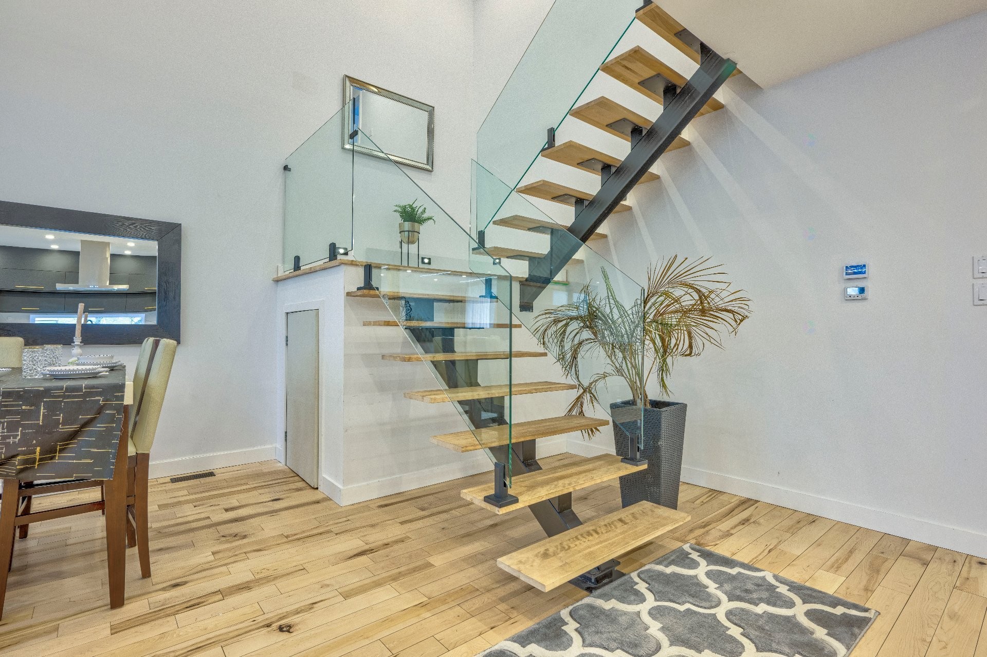 









2B


Tsse Chatel

,
Laval (Sainte-Rose),




QC
H7L3A5

