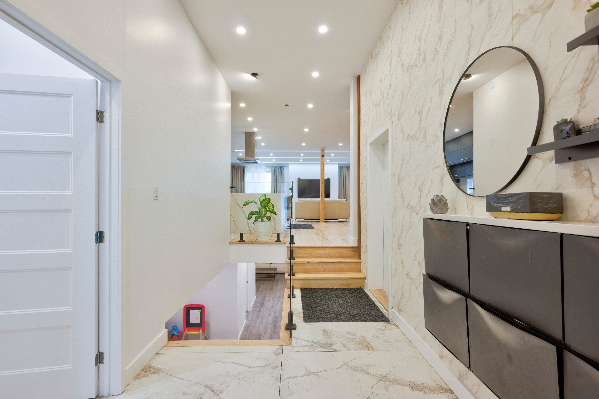 









2B


Tsse Chatel

,
Laval (Sainte-Rose),




QC
H7L3A5

