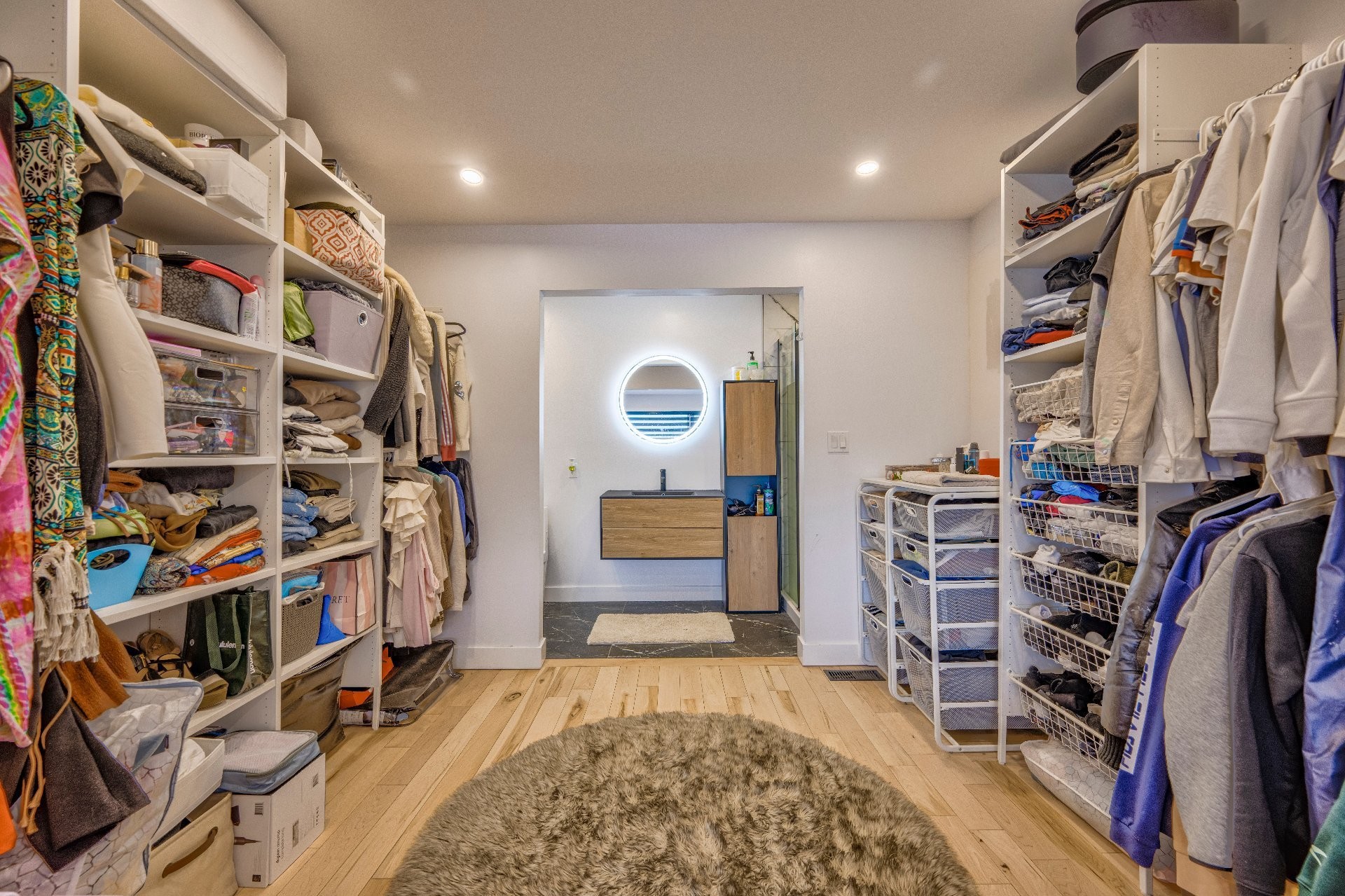 









2B


Tsse Chatel

,
Laval (Sainte-Rose),




QC
H7L3A5

