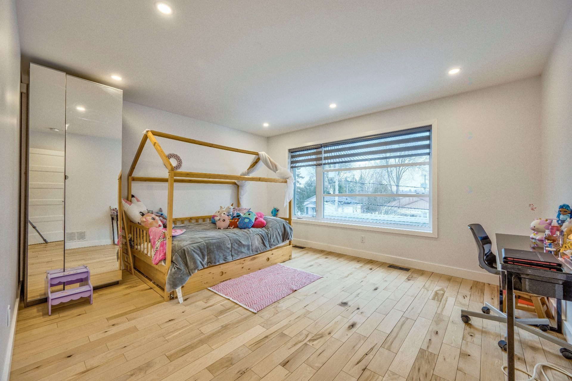 









2B


Tsse Chatel

,
Laval (Sainte-Rose),




QC
H7L3A5

