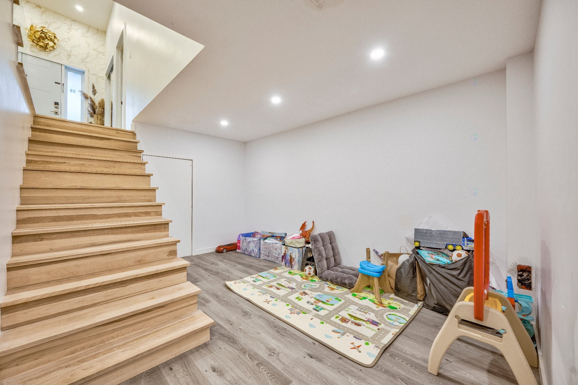 









2B


Tsse Chatel

,
Laval (Sainte-Rose),




QC
H7L3A5

