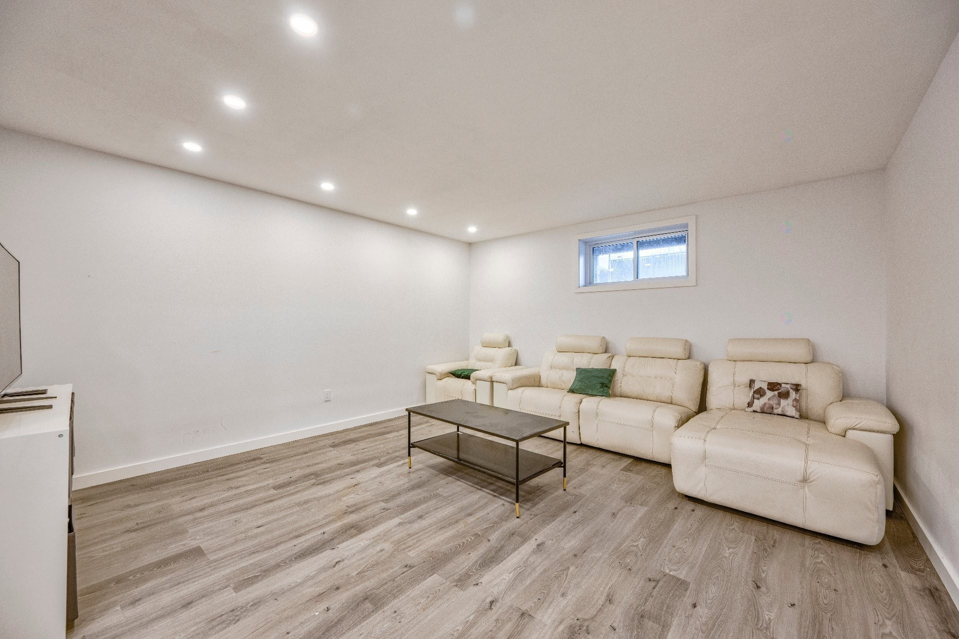 









2B


Tsse Chatel

,
Laval (Sainte-Rose),




QC
H7L3A5

