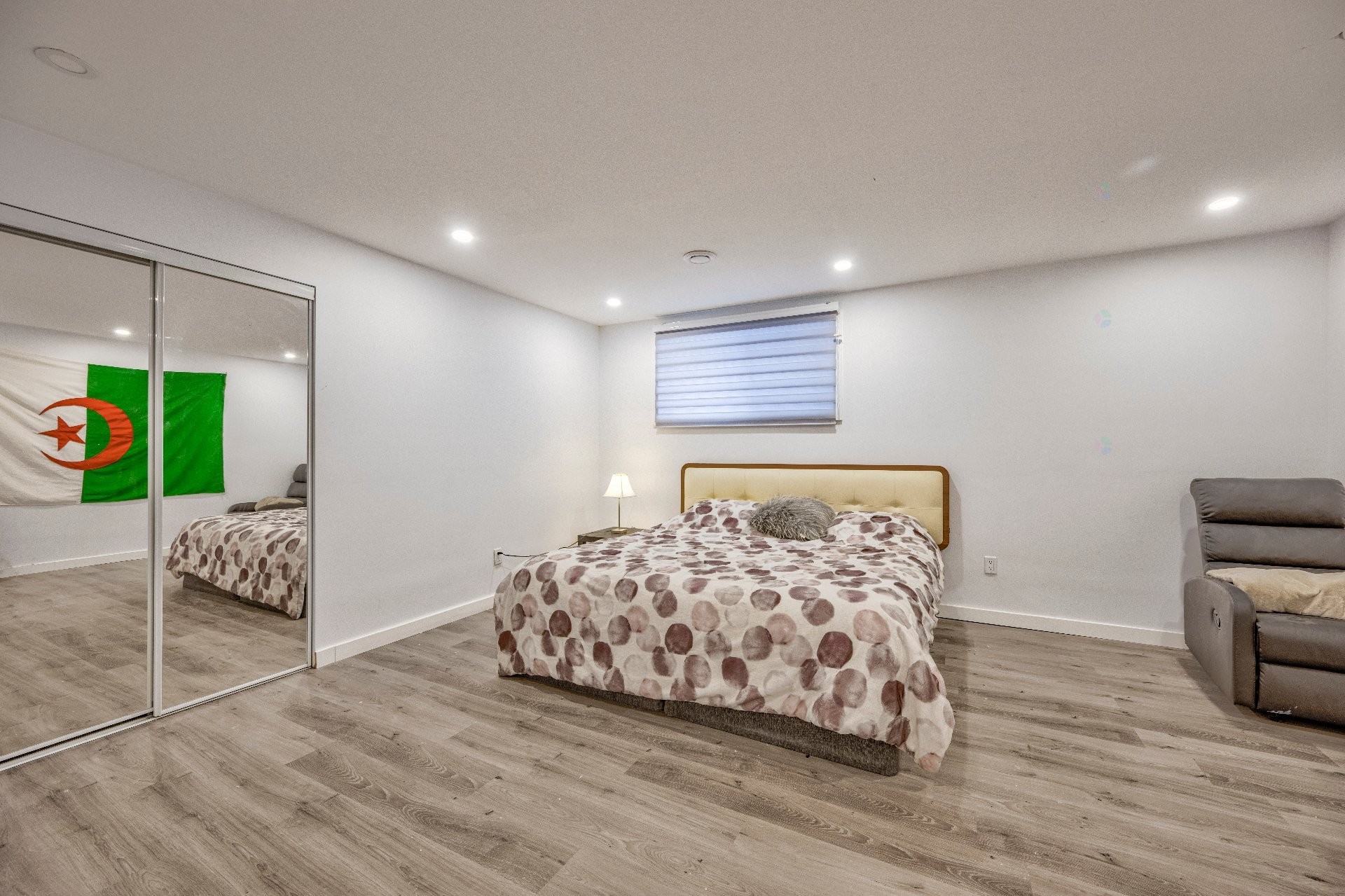 









2B


Tsse Chatel

,
Laval (Sainte-Rose),




QC
H7L3A5

