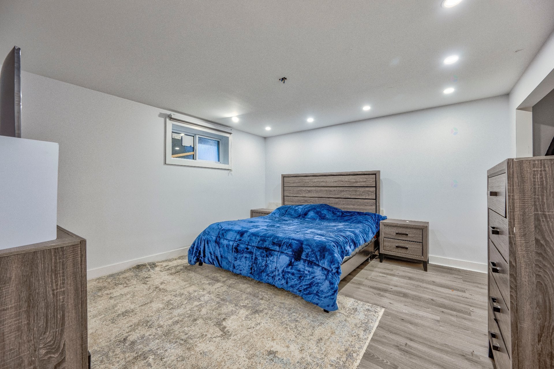 









2B


Tsse Chatel

,
Laval (Sainte-Rose),




QC
H7L3A5

