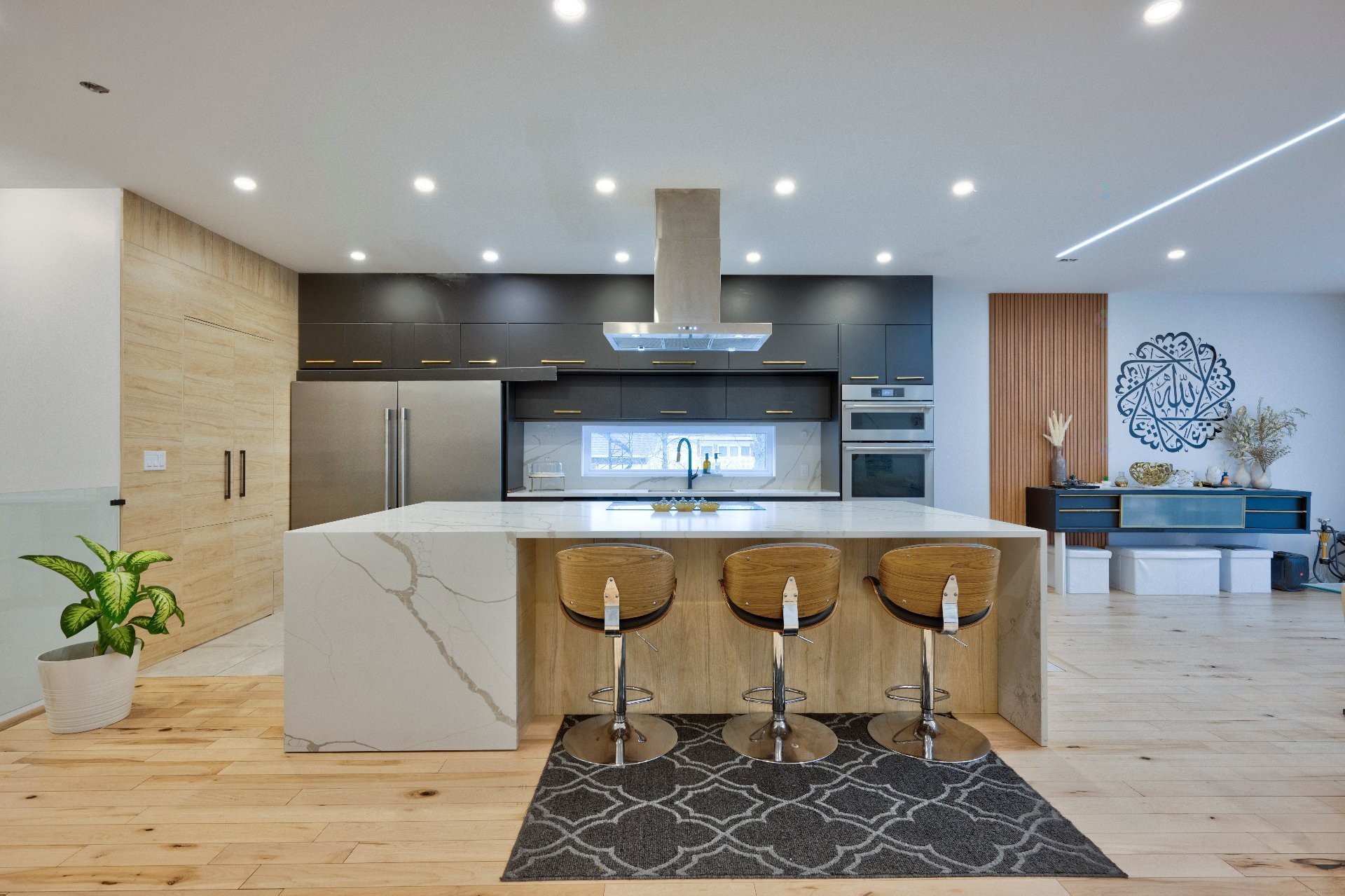 









2B


Tsse Chatel

,
Laval (Sainte-Rose),




QC
H7L3A5

