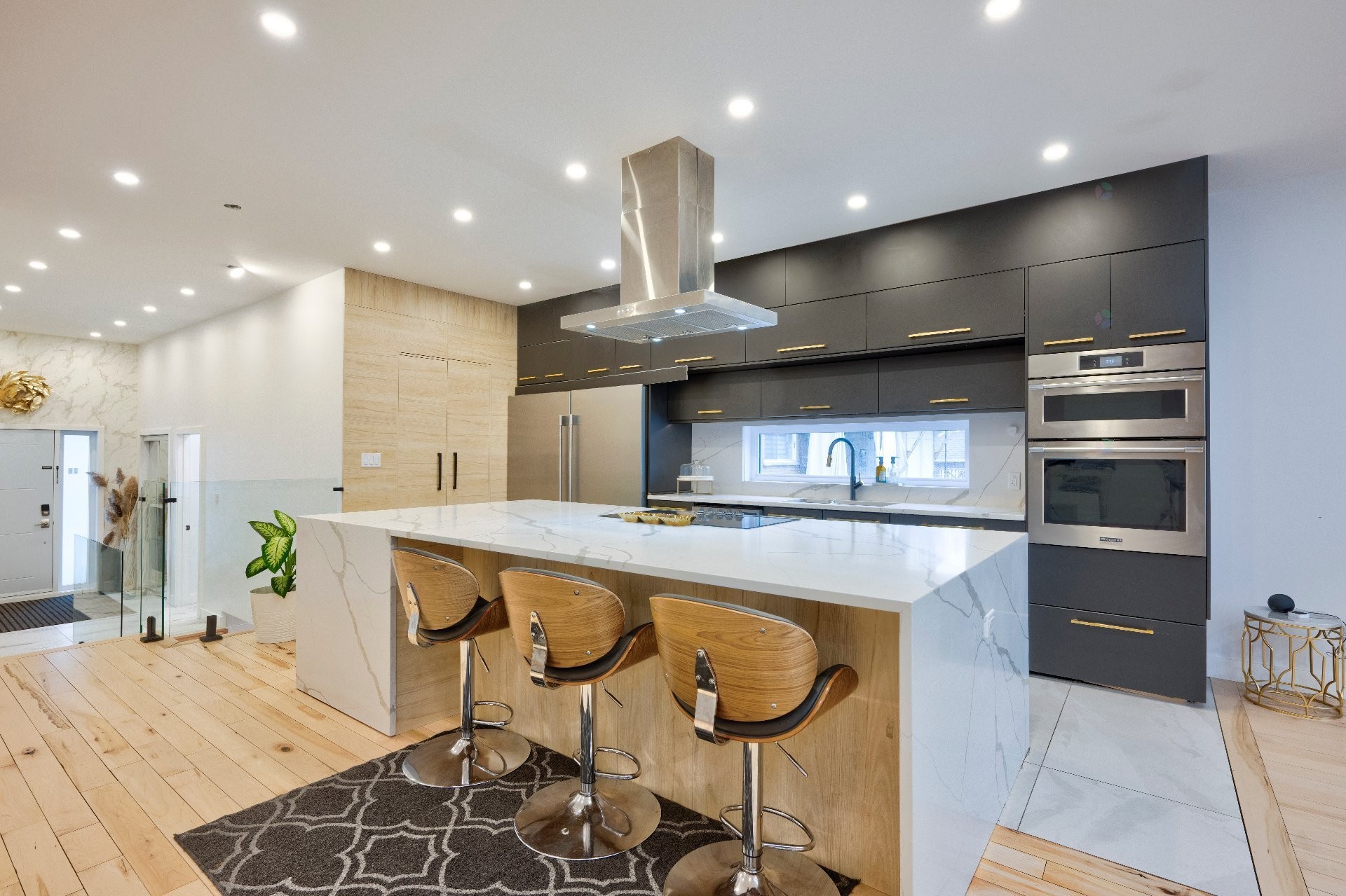 









2B


Tsse Chatel

,
Laval (Sainte-Rose),




QC
H7L3A5

