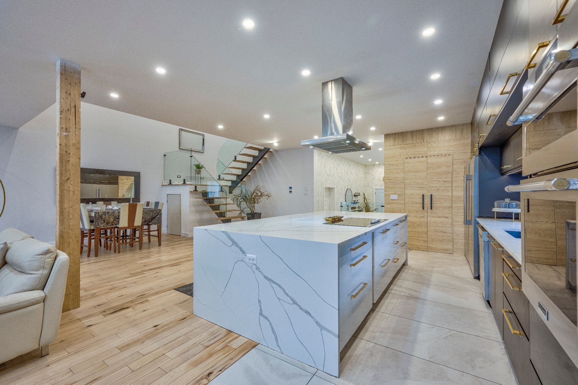 









2B


Tsse Chatel

,
Laval (Sainte-Rose),




QC
H7L3A5

