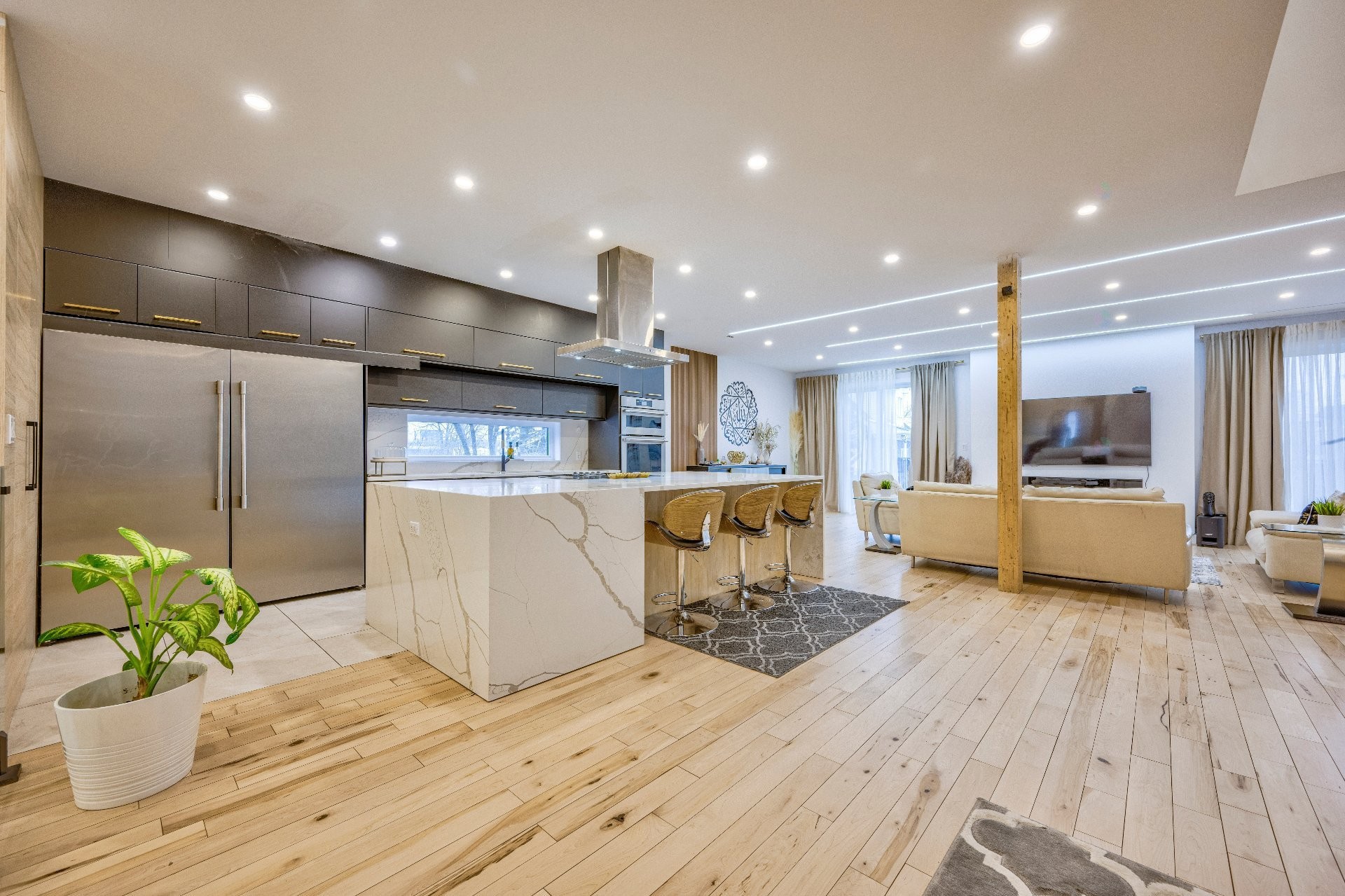 









2B


Tsse Chatel

,
Laval (Sainte-Rose),




QC
H7L3A5

