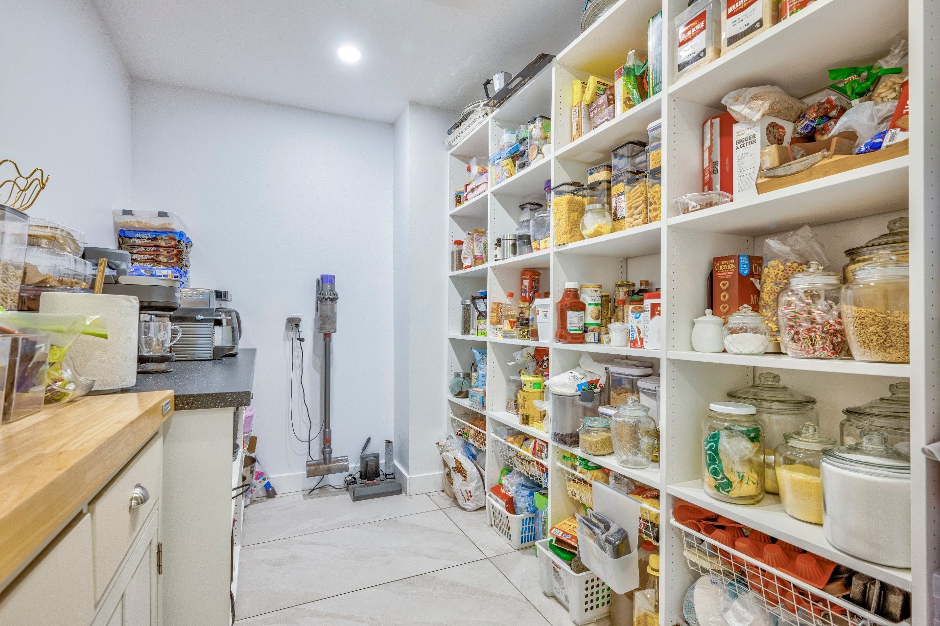 









2B


Tsse Chatel

,
Laval (Sainte-Rose),




QC
H7L3A5

