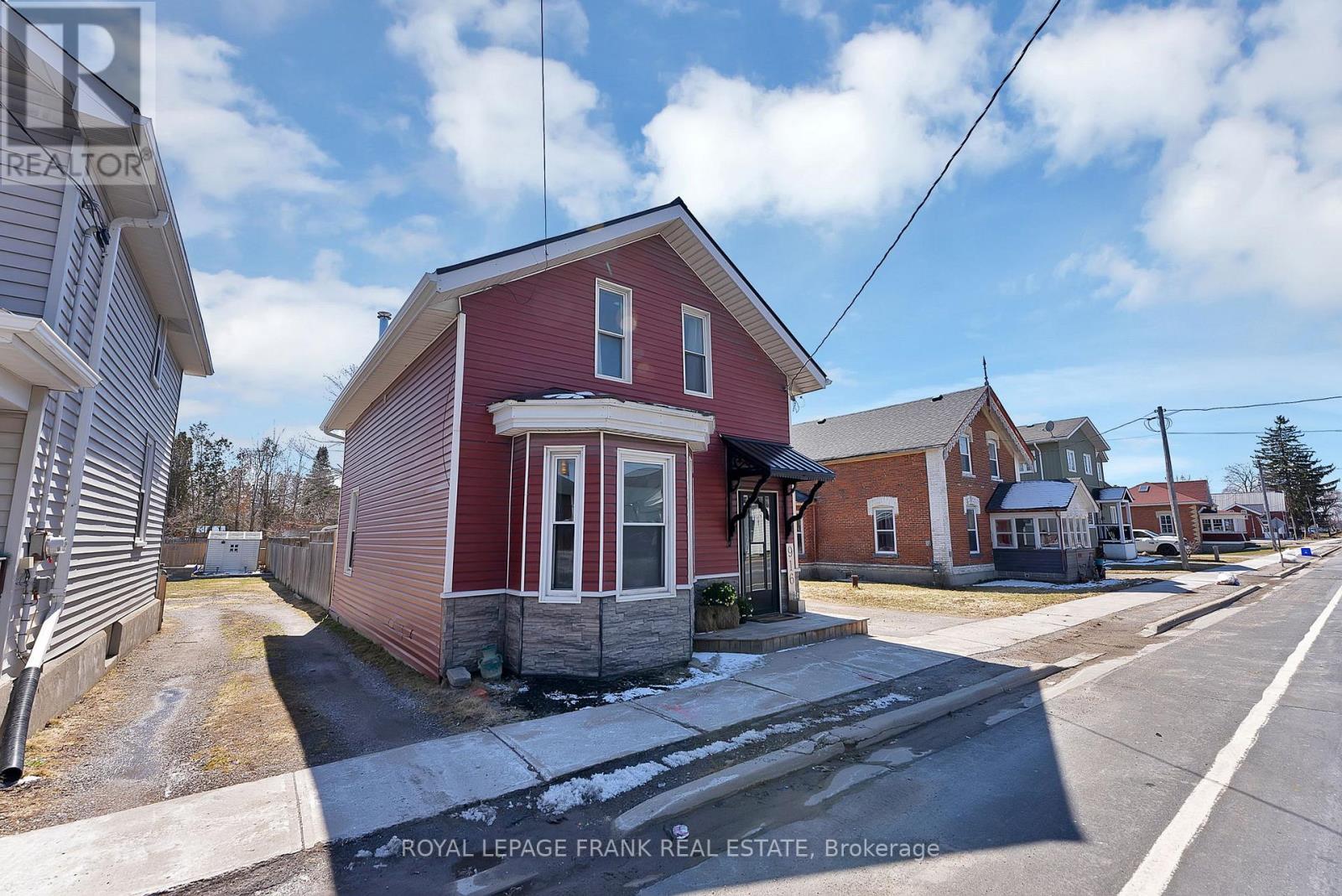 












916 HIGHWAY 7

,
Kawartha Lakes (Oakwood),




Ontario
K0M2M0

