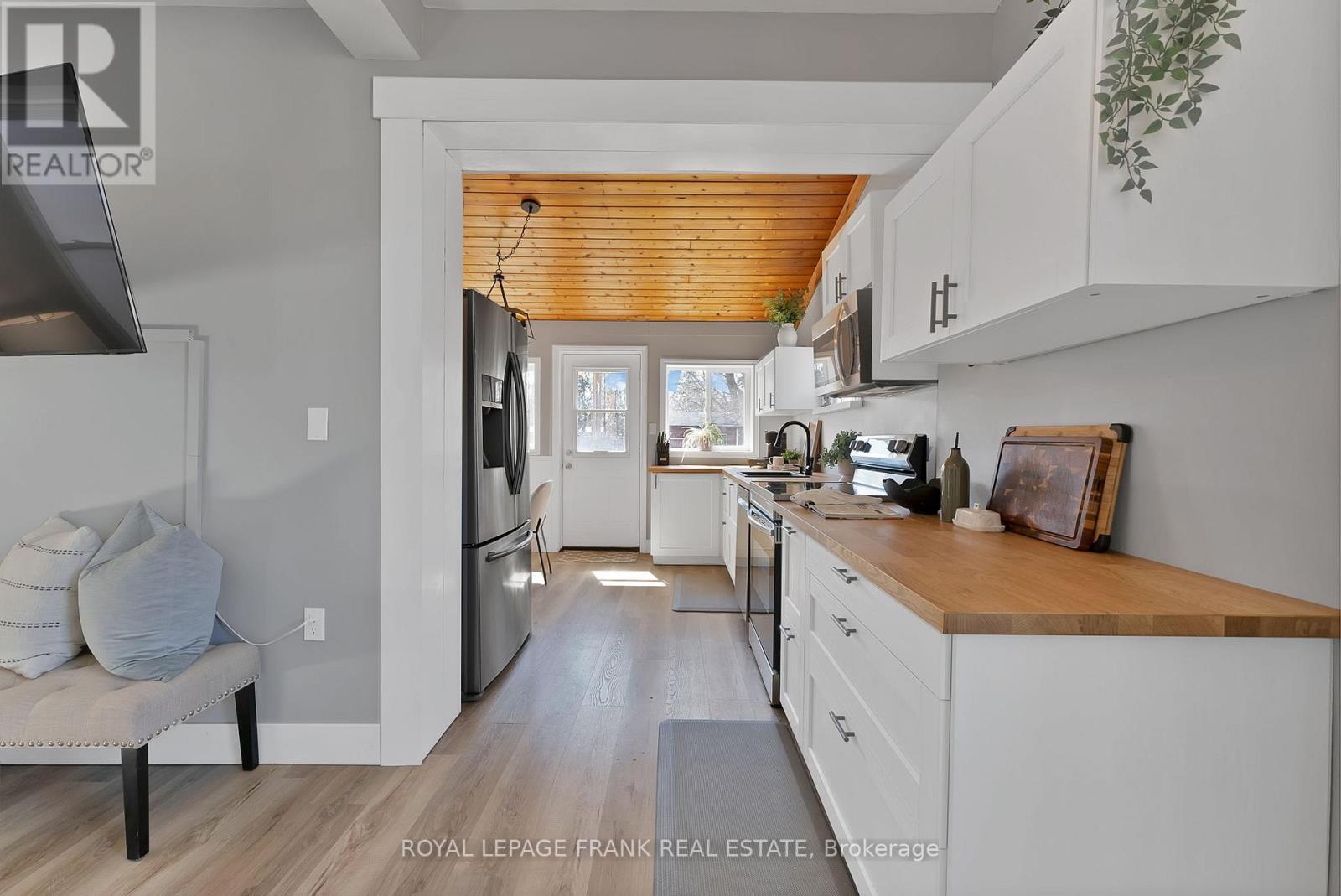 












916 HIGHWAY 7

,
Kawartha Lakes (Oakwood),




Ontario
K0M2M0

