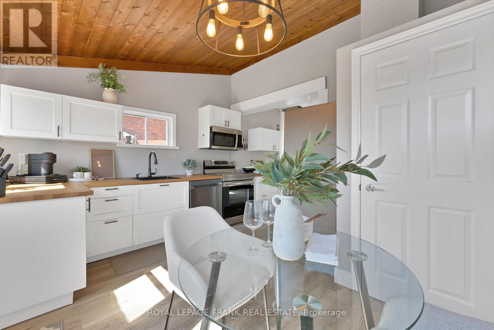 












916 HIGHWAY 7

,
Kawartha Lakes (Oakwood),




Ontario
K0M2M0

