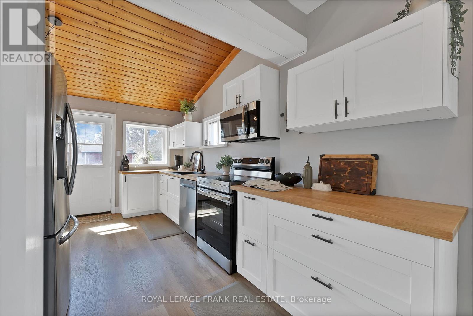 












916 HIGHWAY 7

,
Kawartha Lakes (Oakwood),




Ontario
K0M2M0

