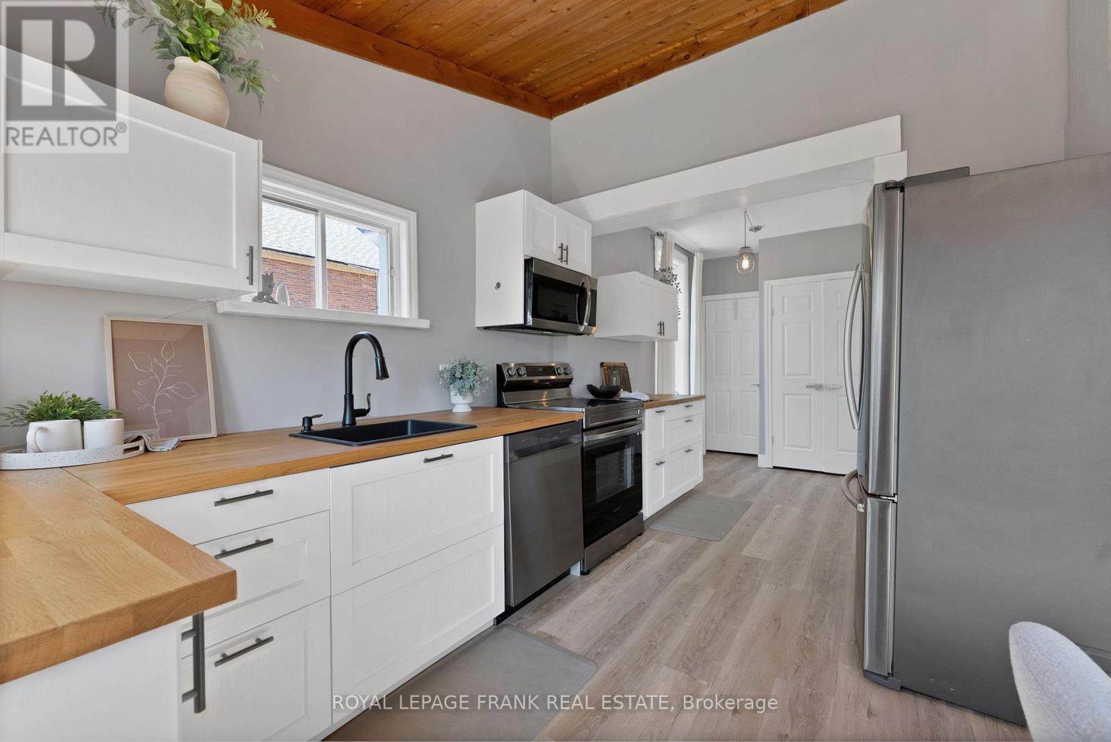 












916 HIGHWAY 7

,
Kawartha Lakes (Oakwood),




Ontario
K0M2M0


