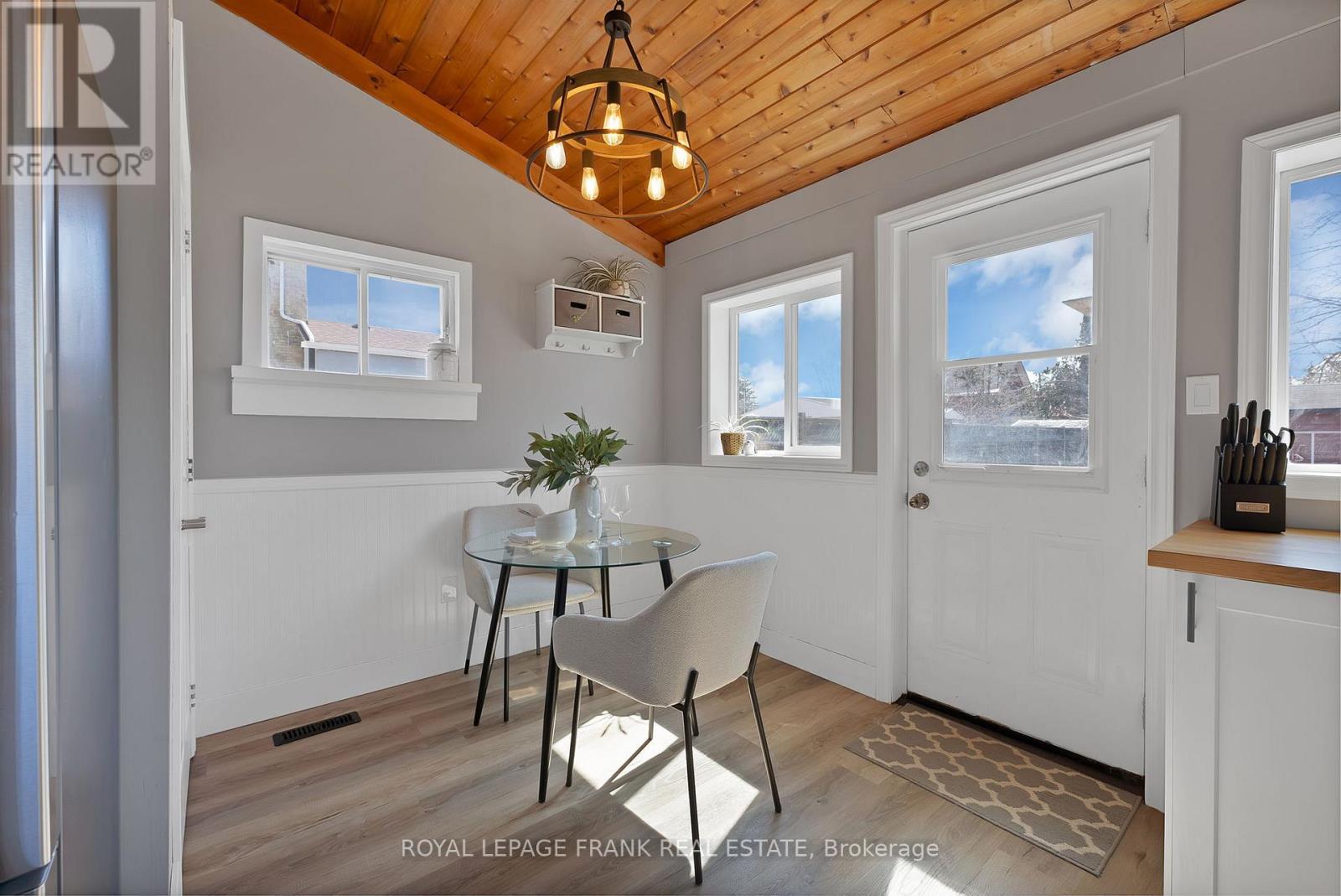 












916 HIGHWAY 7

,
Kawartha Lakes (Oakwood),




Ontario
K0M2M0

