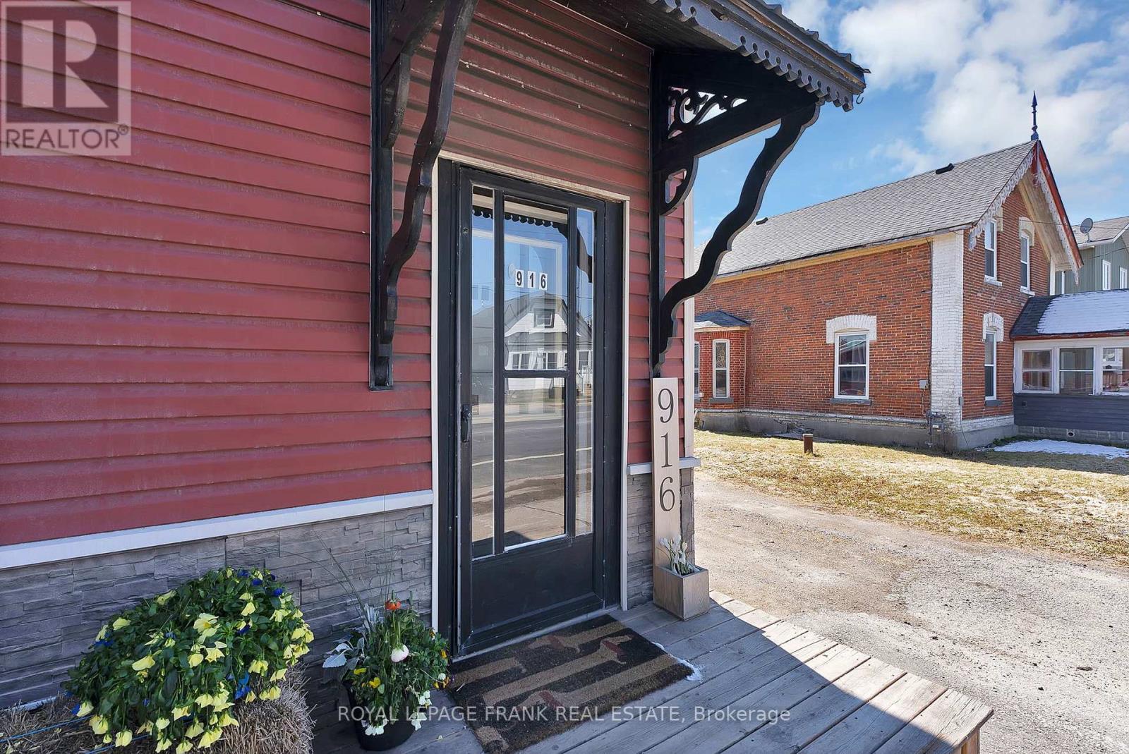 












916 HIGHWAY 7

,
Kawartha Lakes (Oakwood),




Ontario
K0M2M0

