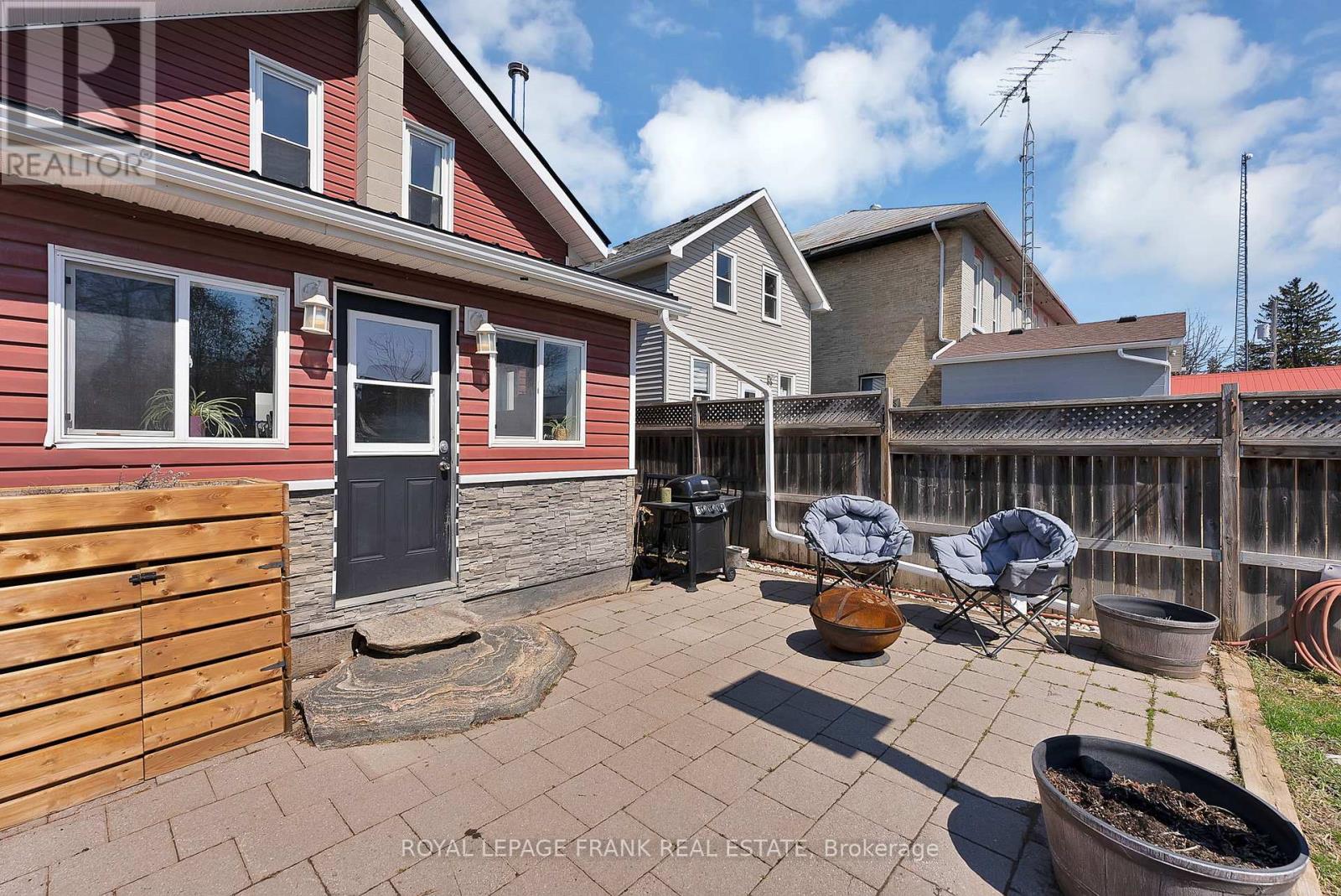












916 HIGHWAY 7

,
Kawartha Lakes (Oakwood),




Ontario
K0M2M0

