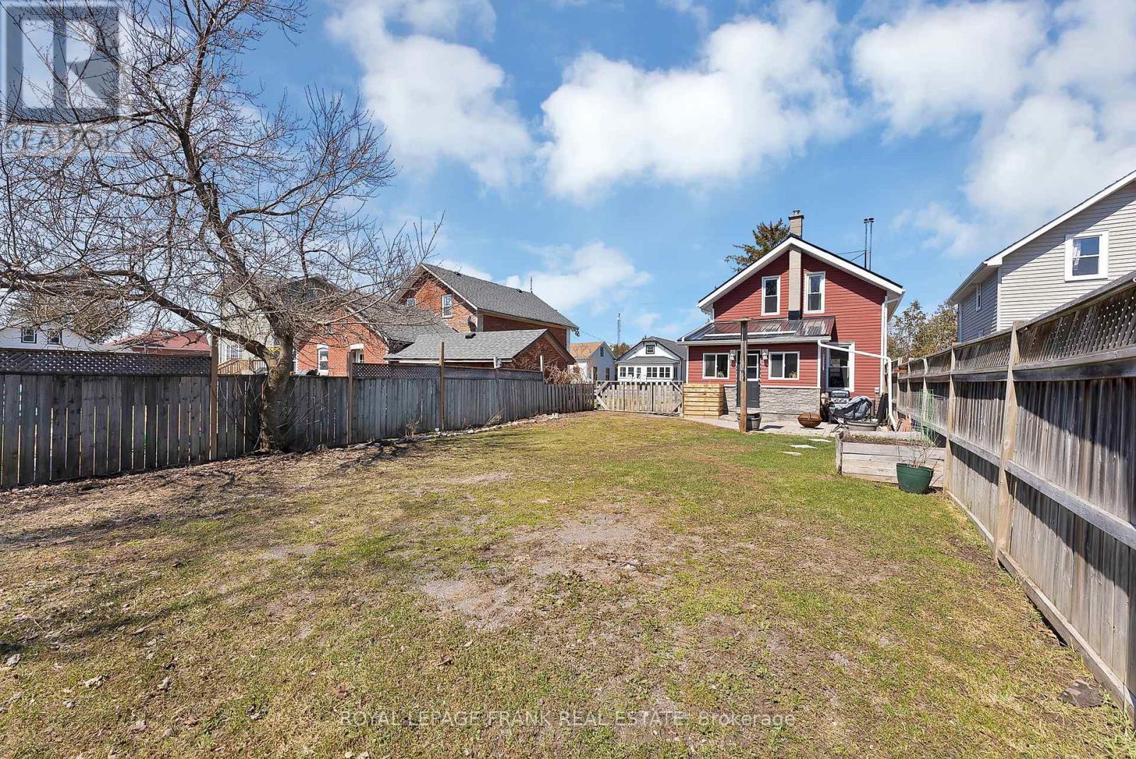 












916 HIGHWAY 7

,
Kawartha Lakes (Oakwood),




Ontario
K0M2M0

