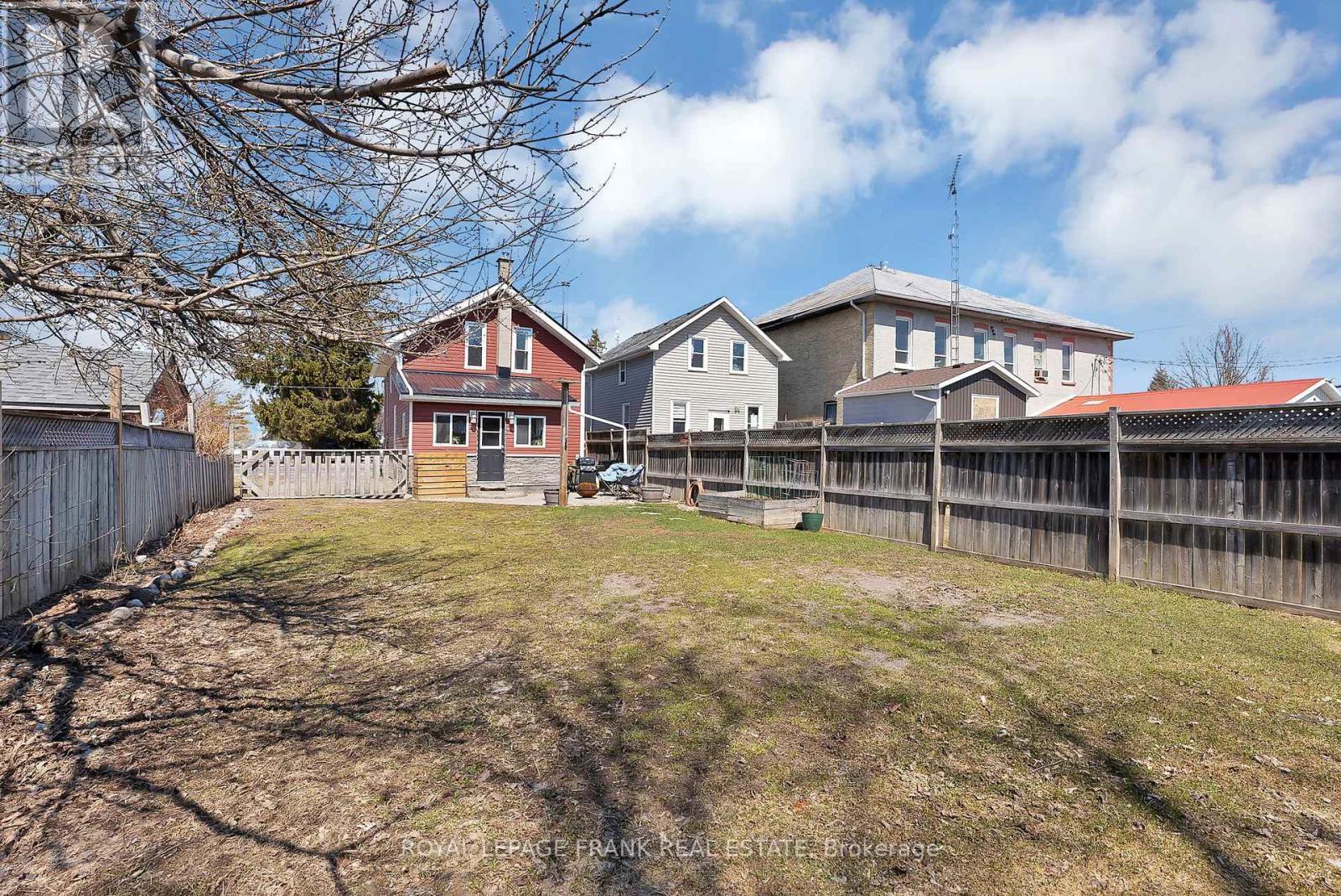 












916 HIGHWAY 7

,
Kawartha Lakes (Oakwood),




Ontario
K0M2M0

