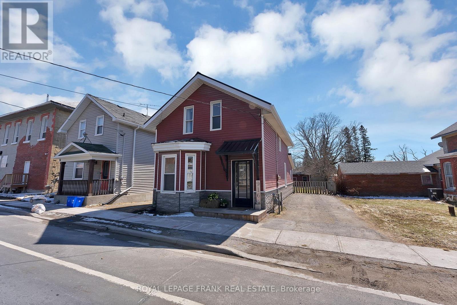 












916 HIGHWAY 7

,
Kawartha Lakes (Oakwood),




Ontario
K0M2M0

