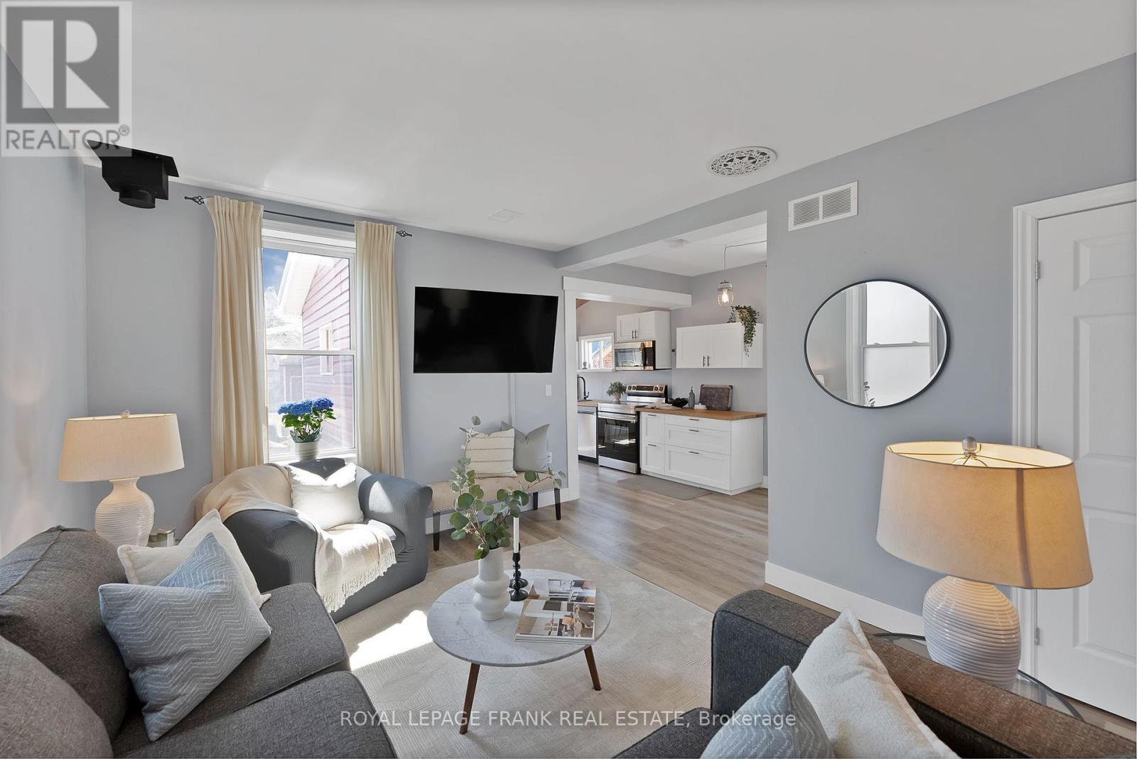












916 HIGHWAY 7

,
Kawartha Lakes (Oakwood),




Ontario
K0M2M0

