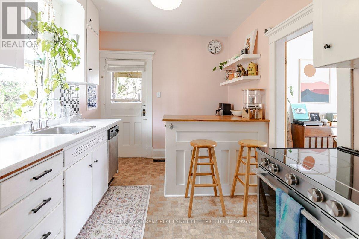 












150 BENSON AVENUE

,
Peterborough (Northcrest Ward 5),




Ontario
K9H5Y3

