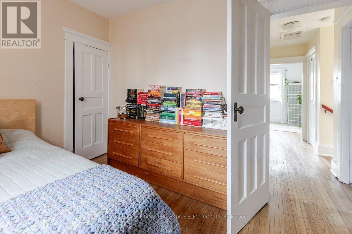 












150 BENSON AVENUE

,
Peterborough (Northcrest Ward 5),




Ontario
K9H5Y3

