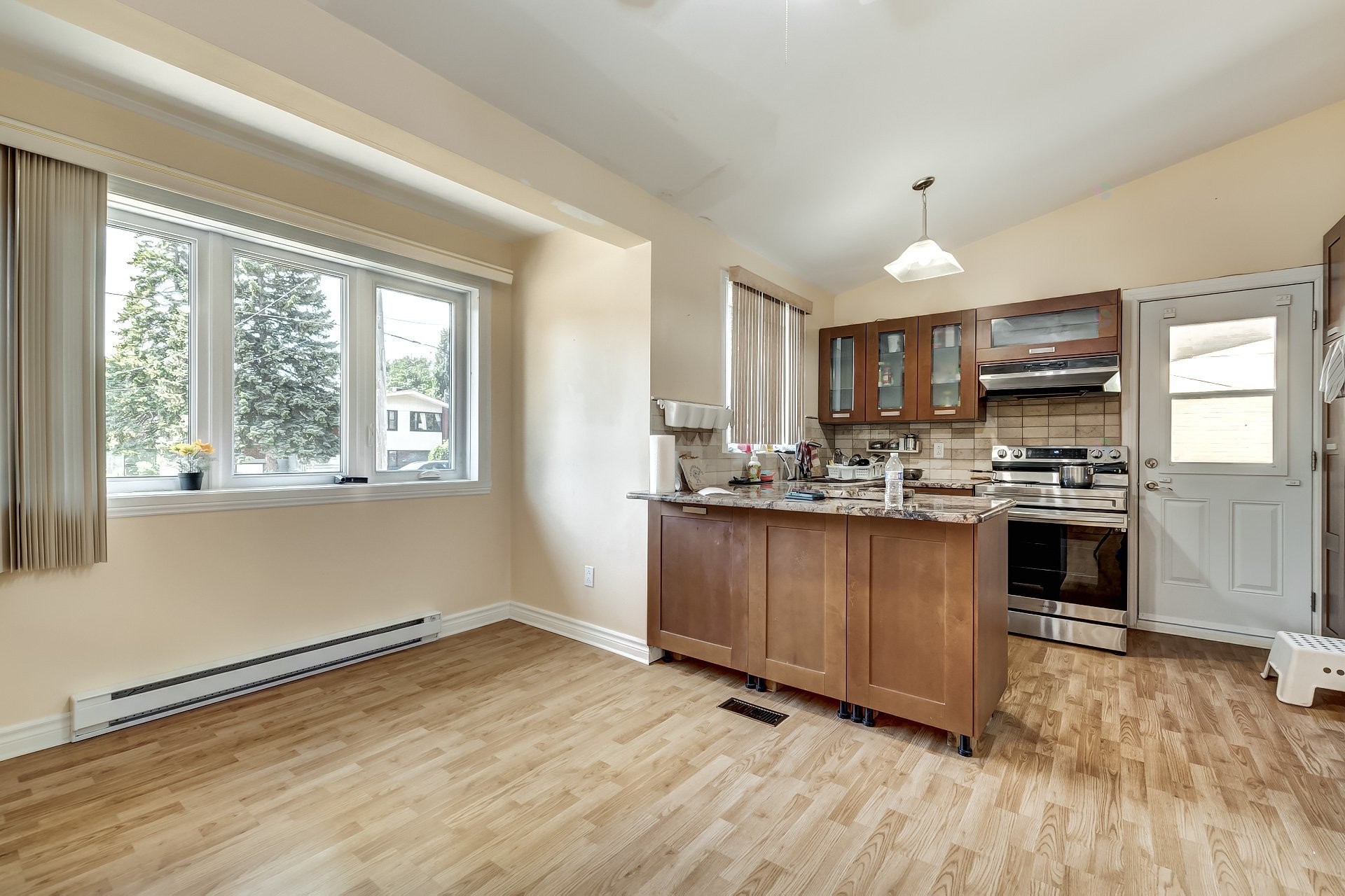 









75


17e Avenue

,
Montréal (Pierrefonds-Roxboro),




QC
H8Y3A5

