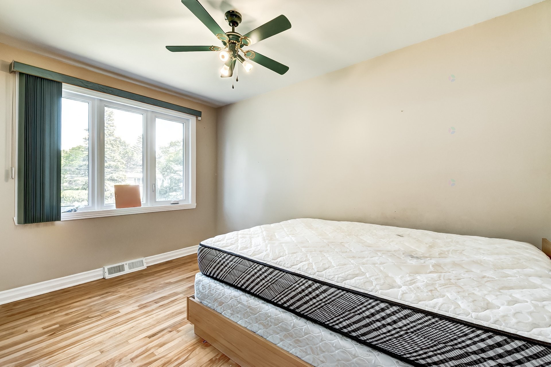 









75


17e Avenue

,
Montréal (Pierrefonds-Roxboro),




QC
H8Y3A5

