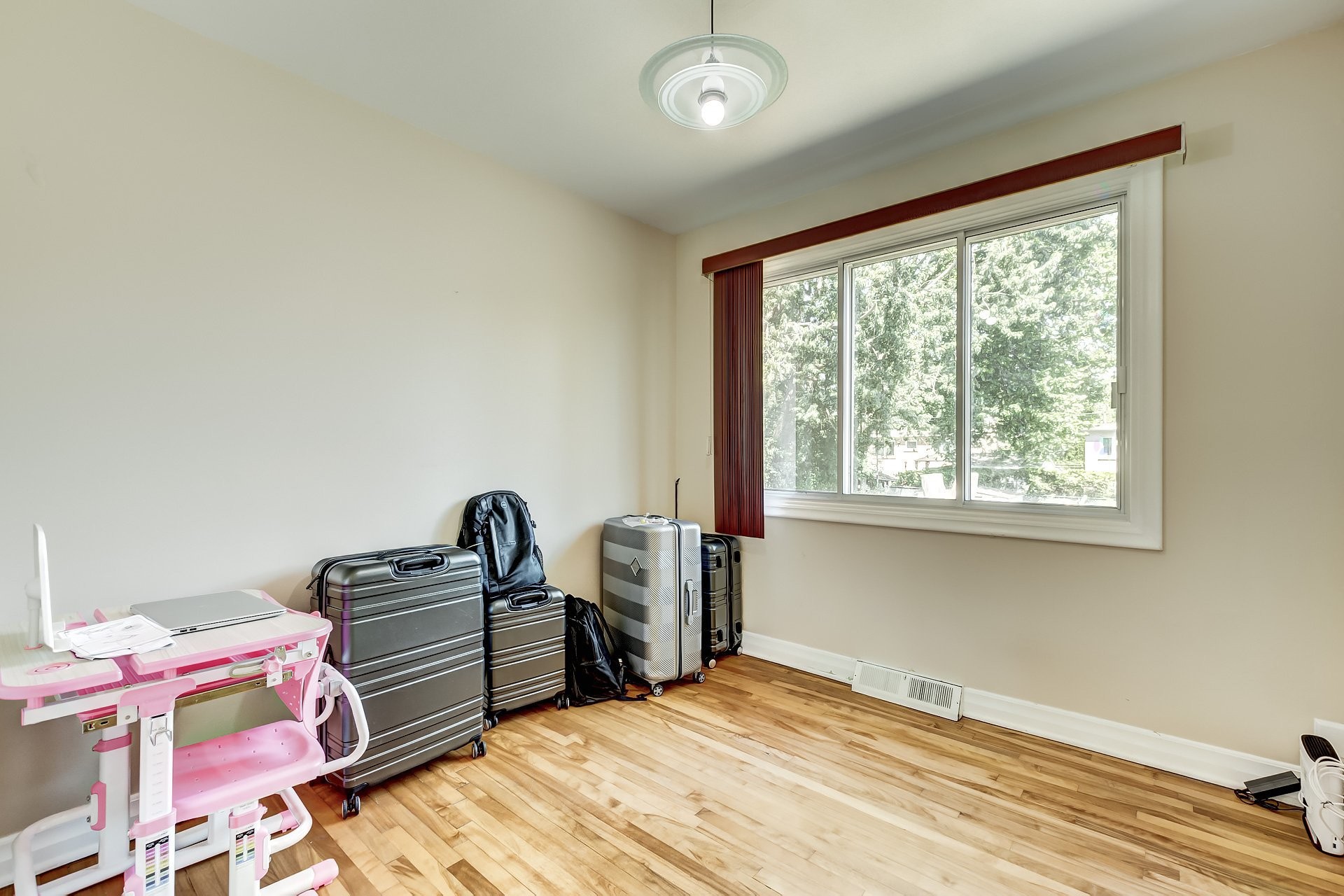 









75


17e Avenue

,
Montréal (Pierrefonds-Roxboro),




QC
H8Y3A5

