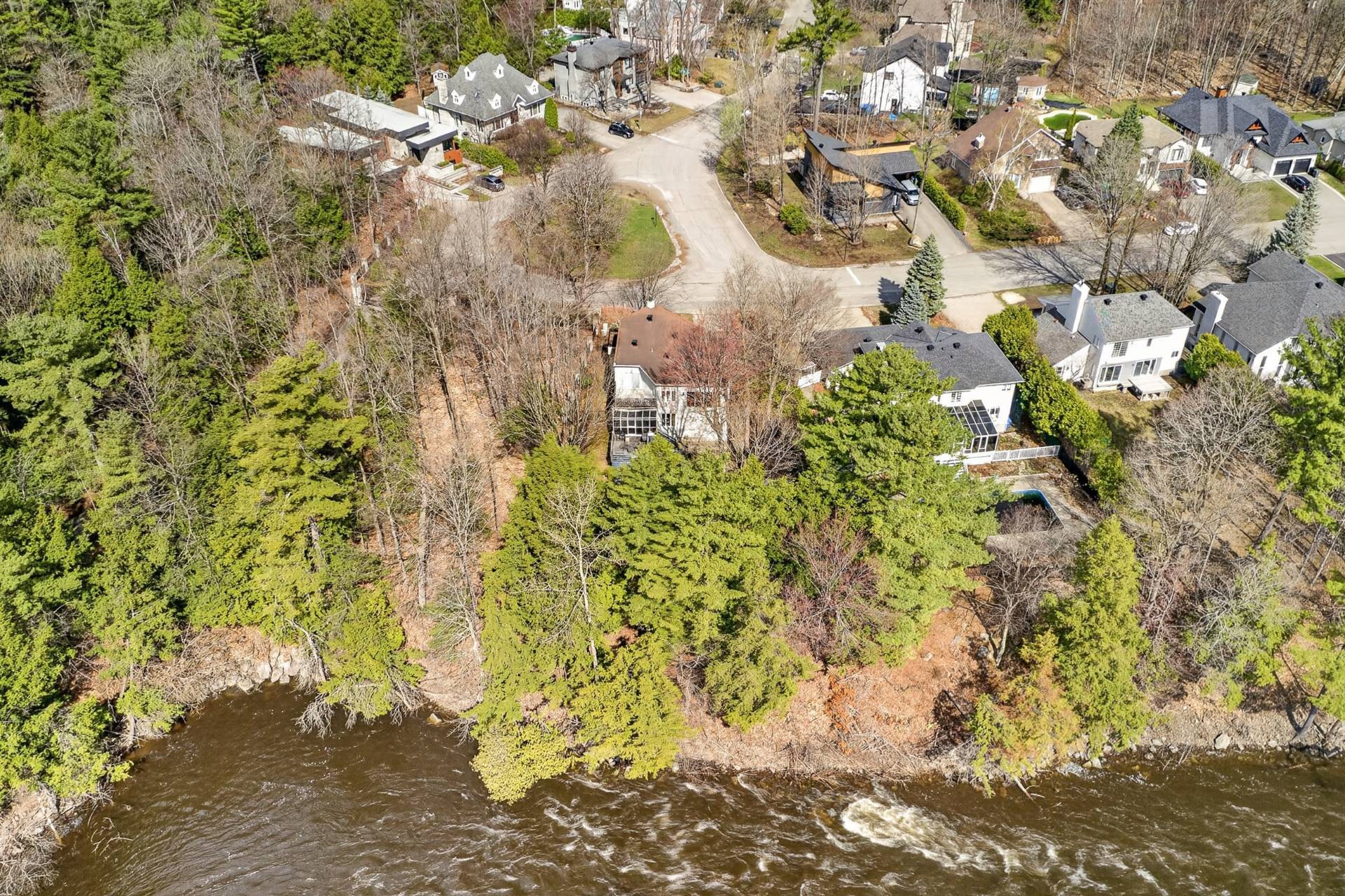 









276


Rue des Eaux-Vives

,
Saint-Jérôme,




QC
J7Y4N9

