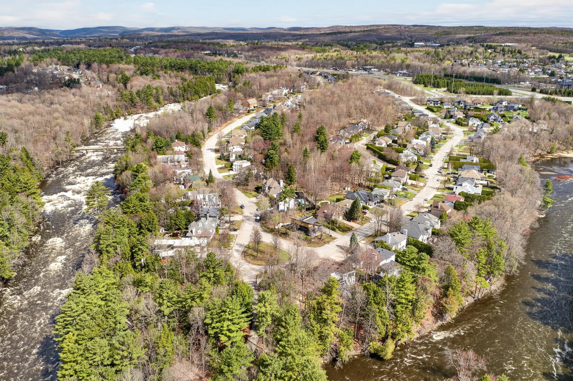 









276


Rue des Eaux-Vives

,
Saint-Jérôme,




QC
J7Y4N9

