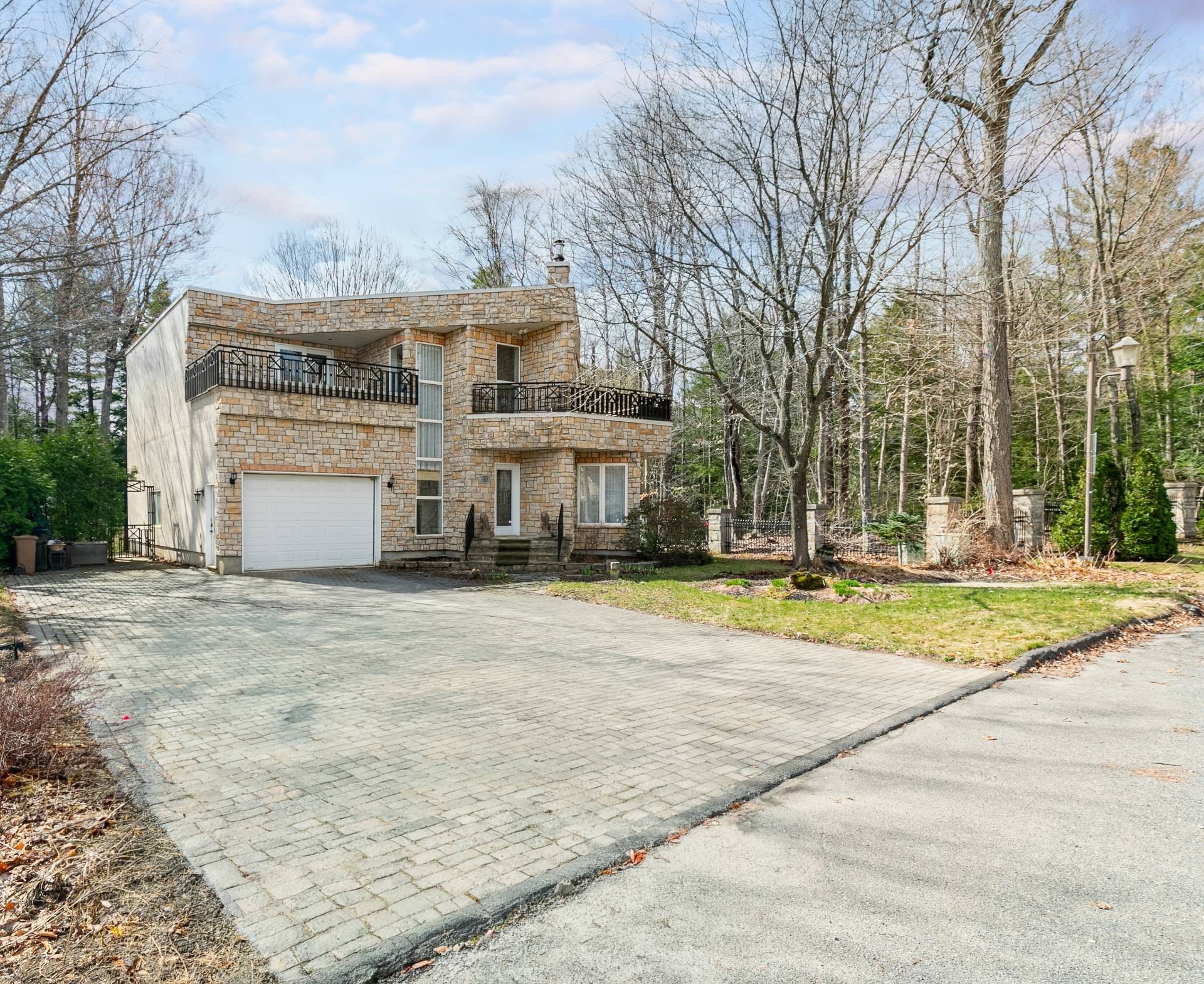 









276


Rue des Eaux-Vives

,
Saint-Jérôme,




QC
J7Y4N9

