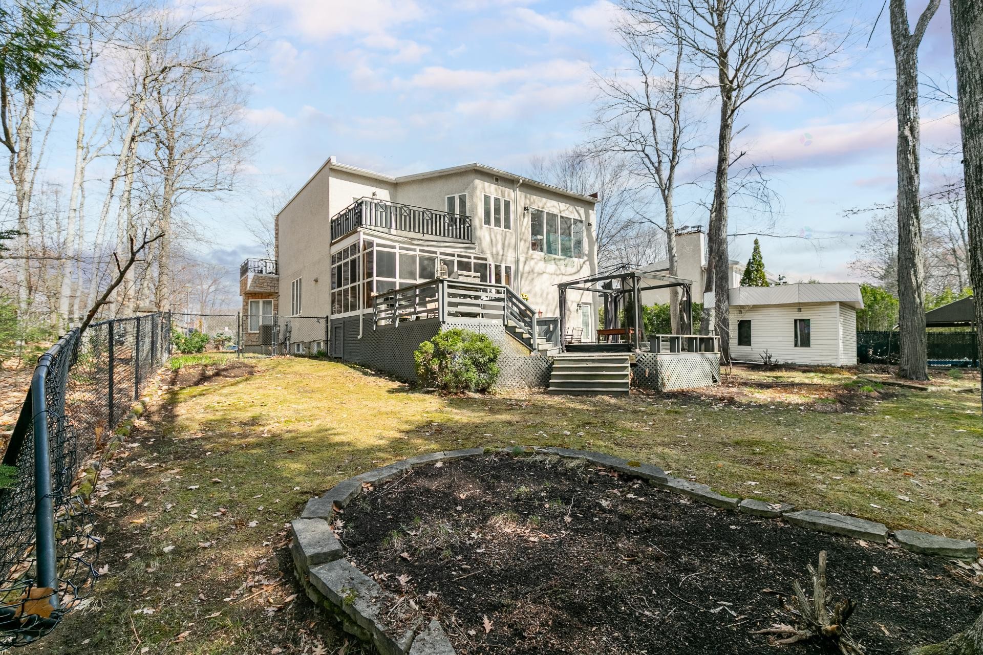 









276


Rue des Eaux-Vives

,
Saint-Jérôme,




QC
J7Y4N9

