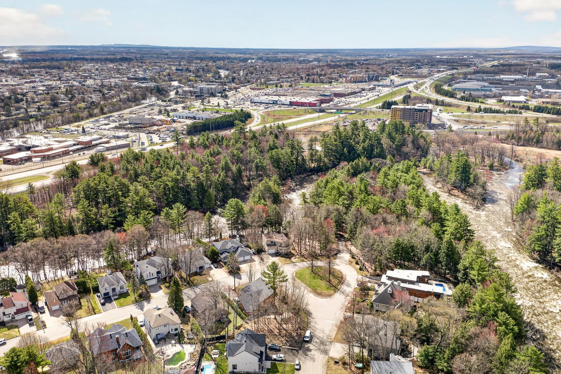 









276


Rue des Eaux-Vives

,
Saint-Jérôme,




QC
J7Y4N9

