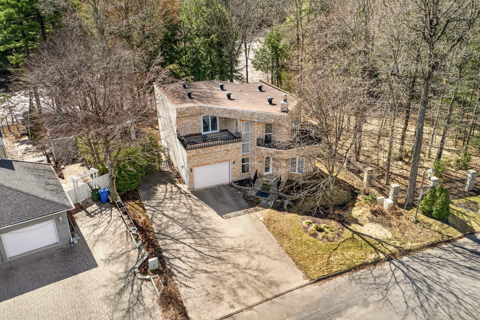 









276


Rue des Eaux-Vives

,
Saint-Jérôme,




QC
J7Y4N9

