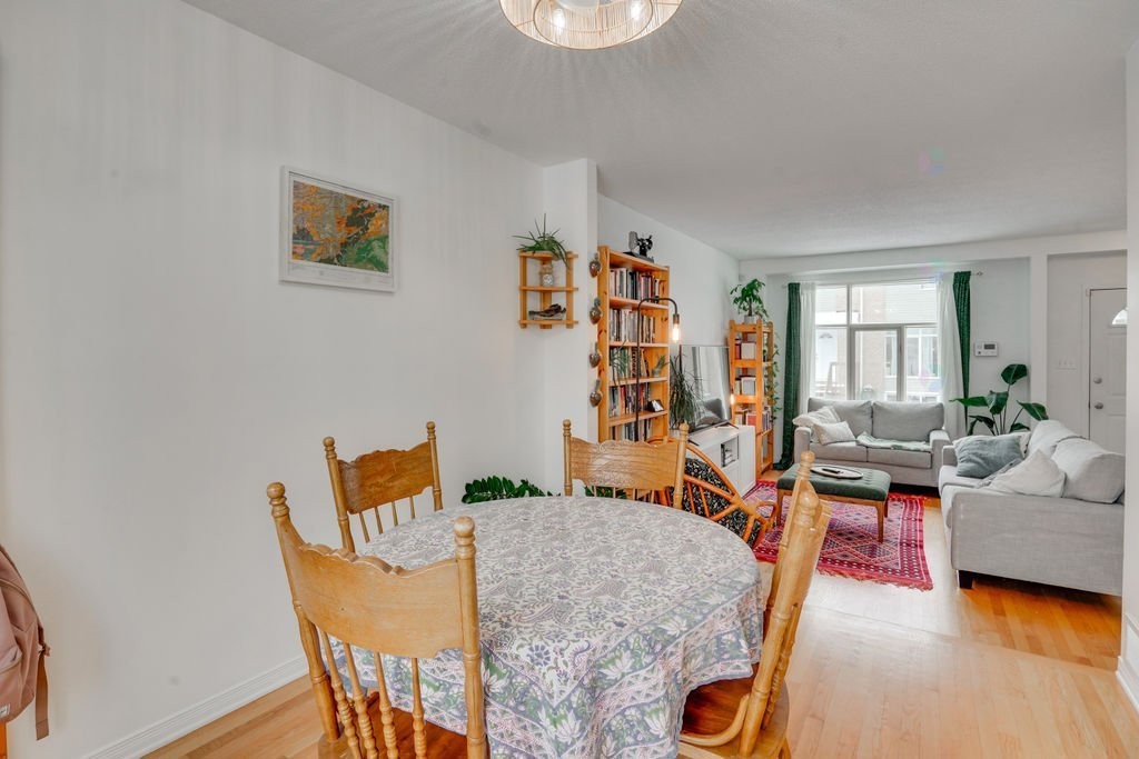 









209


Rue Madaire

,
Gatineau (Aylmer),




QC
J9H1R1

