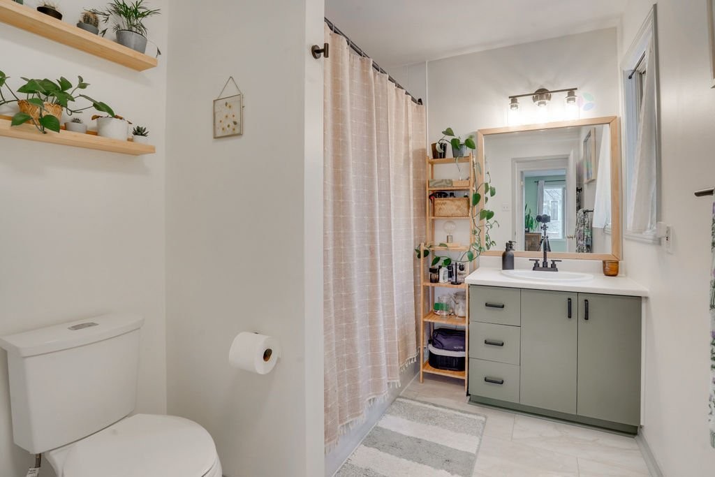 









209


Rue Madaire

,
Gatineau (Aylmer),




QC
J9H1R1


