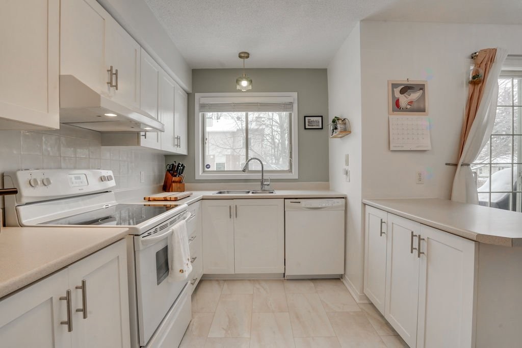 









209


Rue Madaire

,
Gatineau (Aylmer),




QC
J9H1R1

