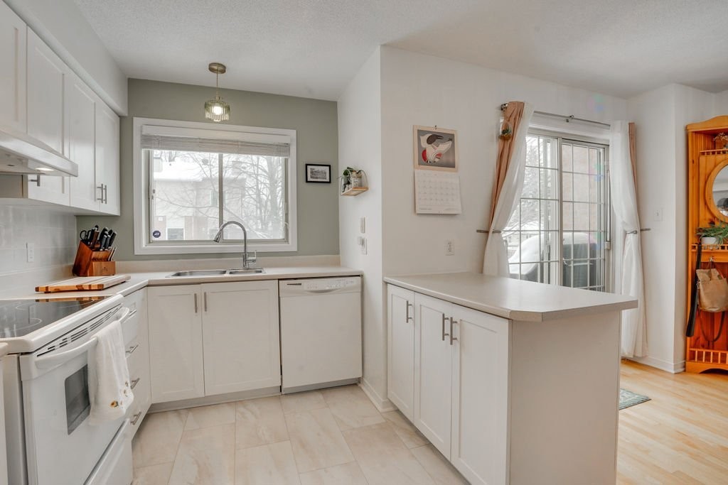 









209


Rue Madaire

,
Gatineau (Aylmer),




QC
J9H1R1

