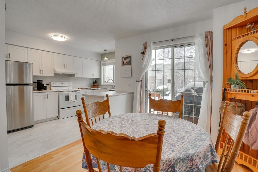 









209


Rue Madaire

,
Gatineau (Aylmer),




QC
J9H1R1

