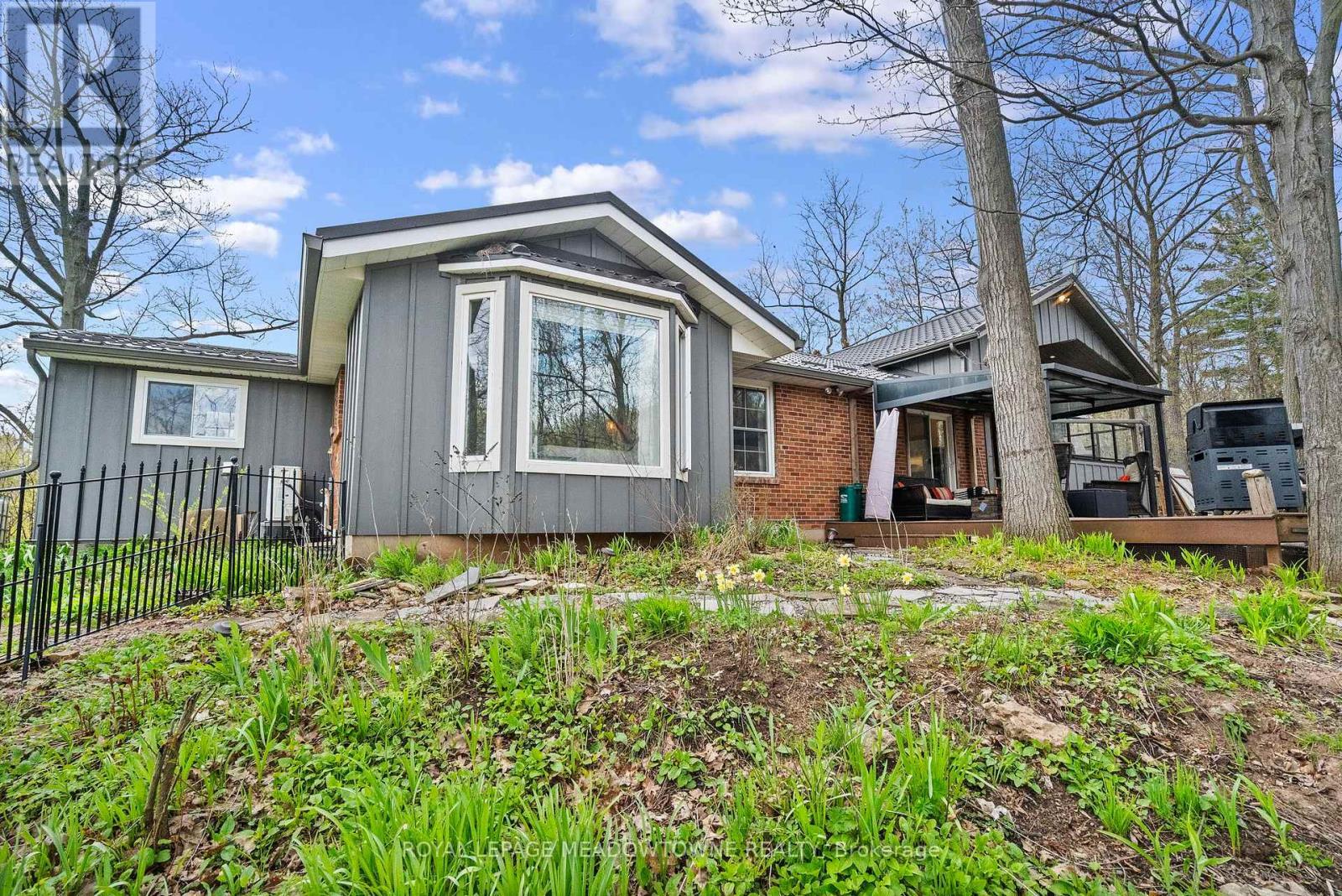 












10621 THIRD LINE

,
Halton Hills,




Ontario
L9T2X9

