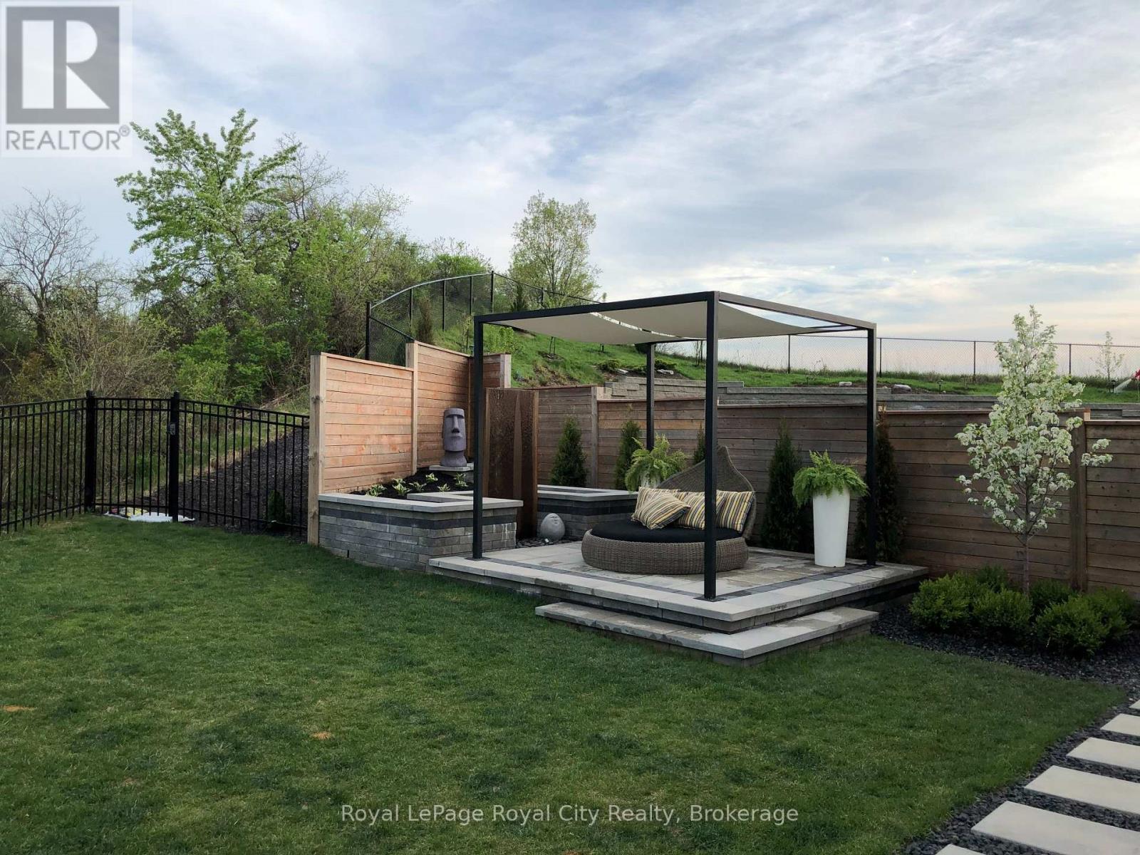 












303 GOSLING GARDENS

,
Guelph (Clairfields/Hanlon Business Park),




Ontario
N1L0M1


