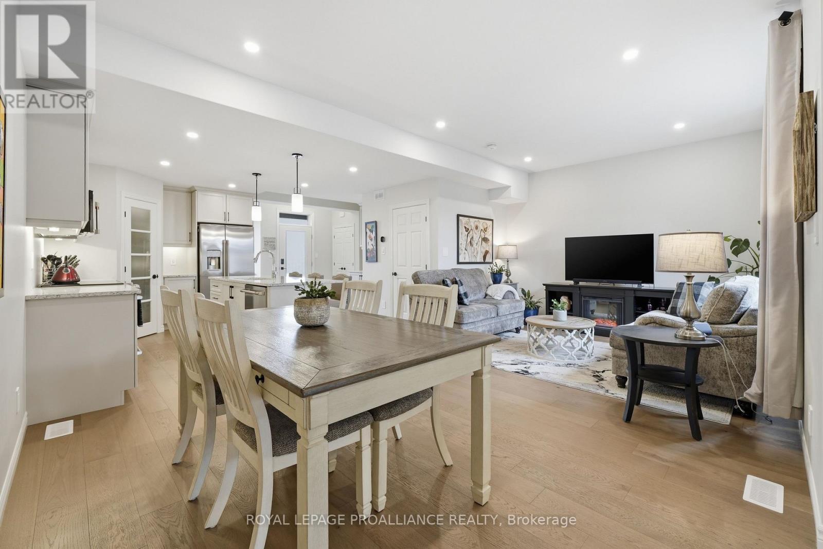 












24 RIVERSTONE WAY

,
Belleville (Thurlow Ward),




Ontario
K8N0S6

