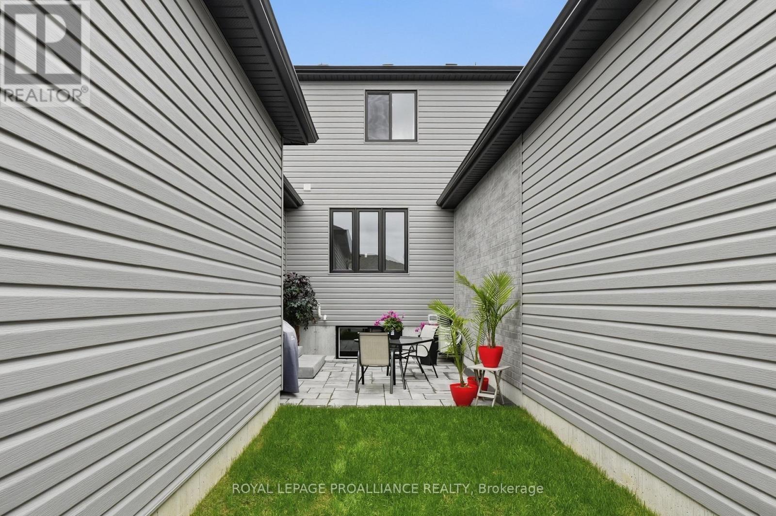












24 RIVERSTONE WAY

,
Belleville (Thurlow Ward),




Ontario
K8N0S6

