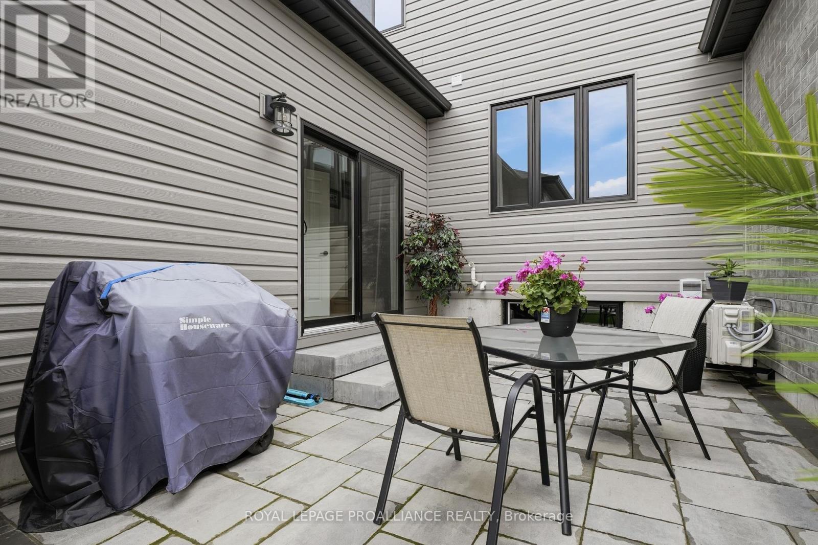 












24 RIVERSTONE WAY

,
Belleville (Thurlow Ward),




Ontario
K8N0S6

