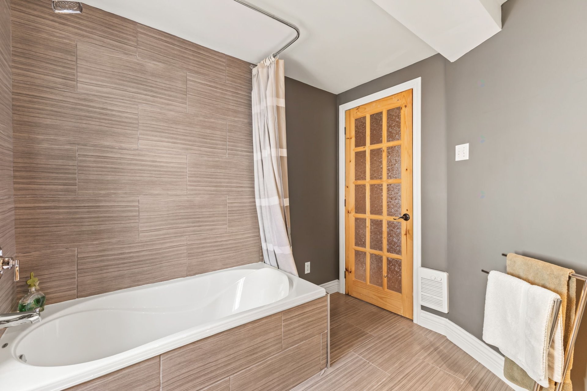 









267


Rue Champlain

,
Gatineau (Hull),




QC
J8X3R9

